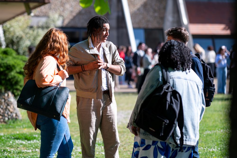 Photo d'étudiants dans le parc de l'IRTS